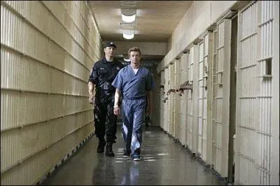 Dans le premier pisode de la saison 4, Jane est en prison. Pour en sortir, il doit payer une caution d'1 million de dollars. Comment fait-il pour rassembler cet argent ?