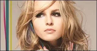 Joue-t-elle dans  Violetta  ?