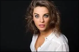 Joue-t-elle dans  Violetta  ?