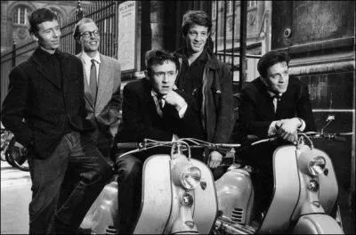 Quel clbre artiste, alors trs jeune, jouait dans le film  A pied  cheval ou en voiture  de Maurice Delbez en 1957 ?