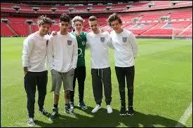 Qui des 5 membres du groupe ont pour deuxi�me nom 'James' ?