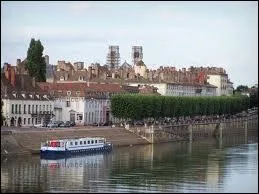 Nous allons  Chalon-sur-Sane ( Sane-et-Loire ). La ville est chef-lieu ...