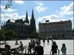 Nous nous rendons  Cholet ( Maine-et-Loire ). Cette ville est chef-lieu ...