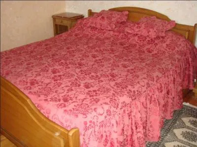 Comment s'appelle cette pice de literie toute rouge (d'autres couleurs existent, bien entendu) ?