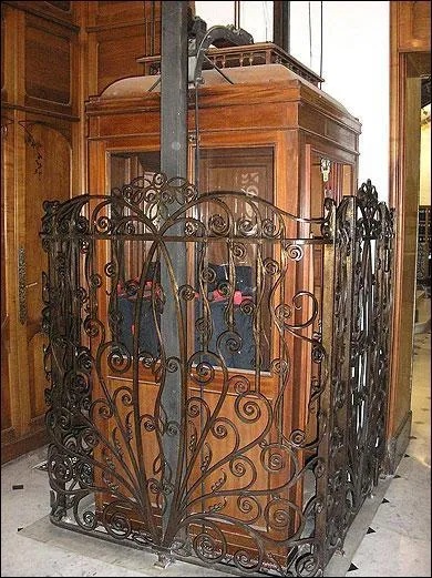 Des monte-charges sont utiliss ds le IIIe sicle av J. -C. , l'ascenseur muni d'un frein de sret doit attendre 1852 pour tre invent. Qui en est l'auteur ?