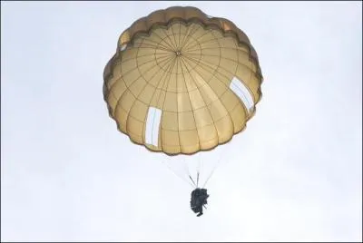 Maintenant que vous tes monts trs haut avec l'ascenseur.  l'poque de cette invention pouvions-nous sauter d'une tour avec un parachute dorsal ?