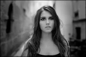 Il y a des chansons qu'elle chante avec 'Fabien Nataf'.