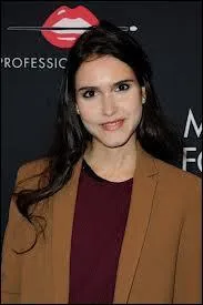 Elle chante 'The Scene'.