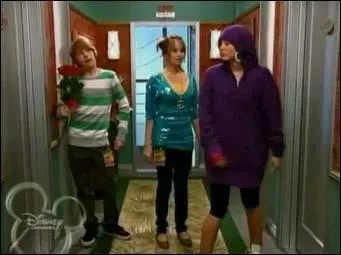 Elle a tourn avec les acteurs de la srie  La Vie de croisire de Zack et Cody .