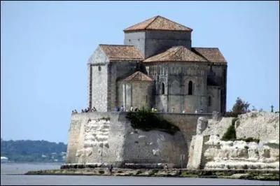 Talmont-sur-Gironde est un bourg plein de charmes, mais comment s'appelle son glise dfiant l'ocan du haut de sa falaise ?