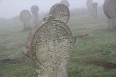 Quel est ce village basque dont le cimetire prsente de nombreuses stles discodales et tabulaires ?