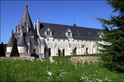 Dans l'abbaye de Fontevraud, situe prs de Saumur, vous verrez la spulture :