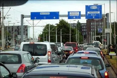 Quelle est la capitale officielle des Pays-Bas, o l'on passe plus de 61 heures dans les embouteillages chaque anne ?