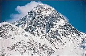 On continue avec le Mont Everest ! Montagne la plus haute du monde au dessus du niveau de la mer, elle est aussi le point culminant de la chane de montagnes de l'Himalaya ,  une altitude de 8 848 mtres environ. O est-il situ ?
