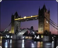 Dans quelle ville se situe le Tower Bridge ?