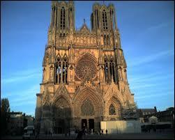 Nous sommes en France et voici une cathdrale de style gothique , lieu de couronnement de nombreux rois durant l'histoire de France. Dans quelle ville se situe-elle ?