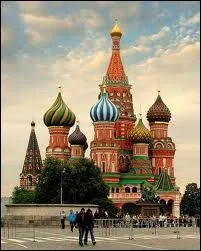 Dans quelle ville de Russie se trouve cette construction de style orthodoxe s'appelant le Kremlin ? Elle a t la rsidence des tsars , puis des dirigeants de l'ancienne URSS et maintenant c'est le centre politique de la Fdration de Russie.