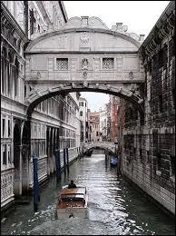 Quelle est cette ville clbre pour ses promenades en gondoles ? On voit ici son clbre Pont des Soupirs.