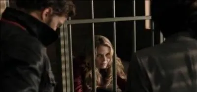 Le lendemain, Emma se rveille alors qu'elle est en prison. En contrepartie que propose-t-elle  Rgina afin qu'elle soit libre ?