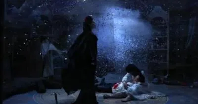 A quel moment de l'histoire le sort fait-il effet dans le monde dans lequel vivent les personnages ?