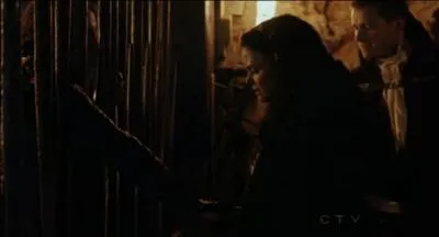 Blanche-Neige et le prince Charmant demandent  Tracassin, emprisonn, ce qu'il sait sur la menace de la Reine. Mais comme toute accord a un prix, qu'est-ce que Tracassin veut-il en change ?