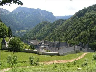 Parmi ces trois liqueurs, laquelle tait  l'origine fabrique par des moines ?