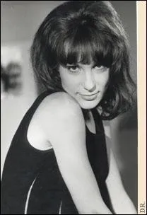 Plus loin, la belle Berthe changeait des mots verts avec ses voisins en se faisant peloter. (Romain Rolland)  mots verts signifie...