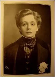 Dans cet endroit pauvre o les archiducs blonds sont vtus d'un airain que le temps (... . ). (Edmond Rostand, l'Aiglon 1900. ) Cochez le verbe bien orthographi.