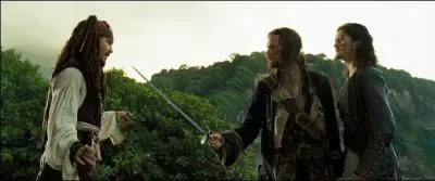 Que rcupre James Norrington dans la chaloupe choue sur la plage de l'le des Quatre Vents lors de son duel avec Jack Sparrow et William Turner ?