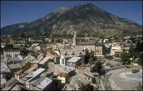 Je vous emmne maintenant  Guillestre ( Hautes-Alpes ). La commune est chef-lieu ...