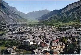 Je vous emmne  Saint-Jean-de-Maurienne ( Savoie ). La ville est chef-lieu ...
