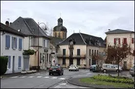 Je vais visiter la commune de Navarrenx ( Pyrnes-Atlantiques ); qui est chef-lieu ...