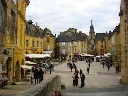 Nous nous rendons  Sarlat-la-Canda ( Dordogne ), o la ville est chef-lieu ...