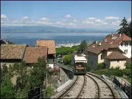 Nous allons  Thonon-les-Bains ( Haute-Savoie ). La ville est chef-lieu ...