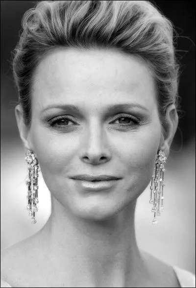 A part SAS la Princesse Souveraine de Monaco, quels sont les titres donns  Charlne ?