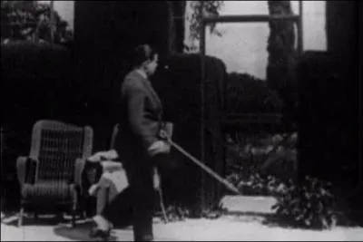 Quel est ce film datant de 1928, o Hitchcock fait un camo ?