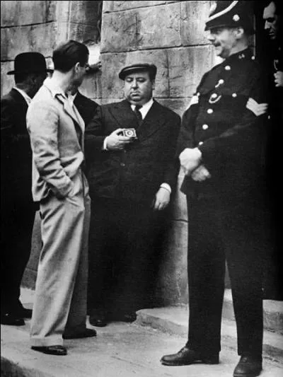 Quel est ce film datant de 1937, o Hitchcock fait un camo ?