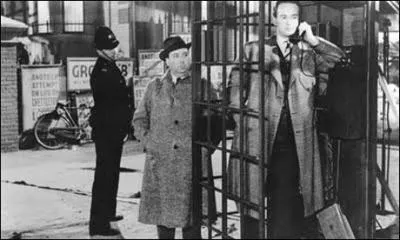 Quel est ce film datant de 1940, o Hitchcock fait un camo ?