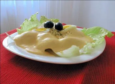 Dans quel pays le  papa a la Huancana , pommes de terre avec une sauce au fromage blanc et au piment, est-elle une entre traditionnelle ?