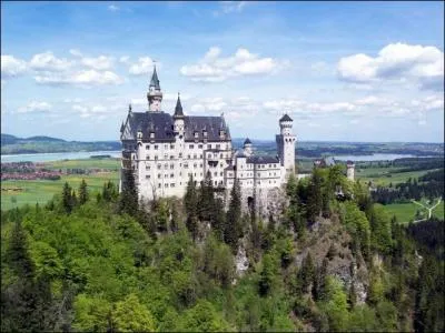Dans quel pays se trouve le chteau de Neuschwanstein, le plus clbre de son pays, qui se dresse  200 mtres d'altitude ?