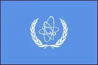 Je suis une organisation internationale dépendante de l'ONU, basée à Vienne. Mon but est d'établir des normes quant à l'utilisation à des fins non militaires de l'énergie nucléaire.