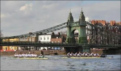 En quelle anne se droula la premire Boat Race, clbre comptition d'aviron dispute par les universits de Cambridge et Oxford ?