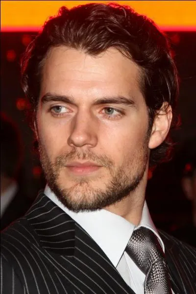 Henry Cavill a, parmi les autres acteurs ayant interprt Superman, la particularit...
