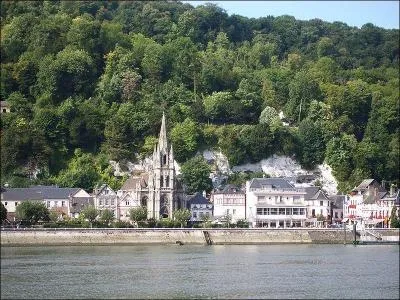  Perle de la Seine  en Haute-Normandie, cette ville vit le passage des Vikings sur leurs drakkars. L'crivain Hector Malo y naquit en 1830. Quelques heures aprs sa naissance, un voilier brisa la vitre de sa chambre avec son mt de beaupr : prsage d'une destine peu commune ? C'est :