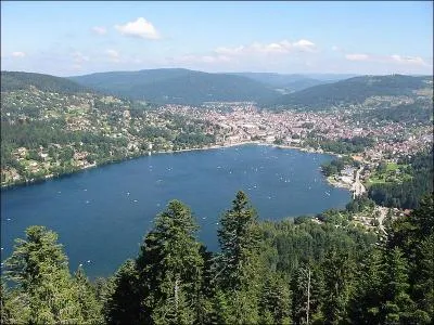  C'est une perle exquise aux baisers du soleil . Ce vers d'Abel Hugo, frre de Victor Hugo, inspir par la contemplation du plus grand lac vosgien, donna le charmant nom de  perle des Vosges   cette ville. C'est :