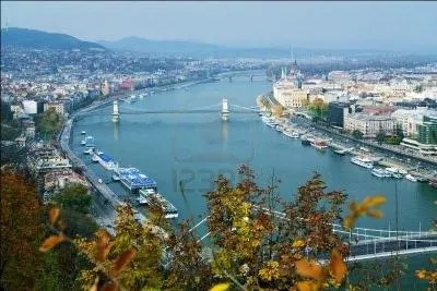 La perle du Danube , capitale de la Hongrie, est rpute pour sa beaut et ses sources thermales. Le Danube la spare en deux : la ville historique sur la rive droite et la ville moderne sur la rive gauche qui sont relies par sept ponts. C'est :