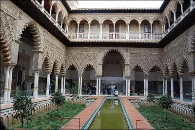  Perle de l'Andalousie , cette ville espagnole au patrimoine architectural trs riche, compte, parmi de spectaculaires difices, l'Alcazar, palais class au patrimoine mondial de l'humanit par l'UNESCO. C'est :