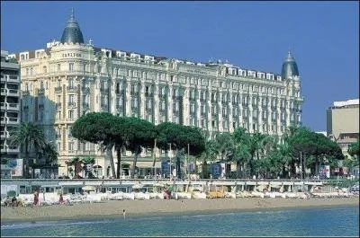  La perle des palaces  est fire du Carlton, la star des palaces dont les murs, s'ils pouvaient parler, nous conteraient des milliers d'anecdotes concernant les stars du Grand Ecran. C'est :