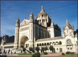 Je vais visiter la ville de Lisieux ( Calvados ). Elle est chef-lieu ...