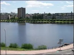 La ville de Montceau-les-Mines ( Sane-et-Loire ) est chef-lieu ...